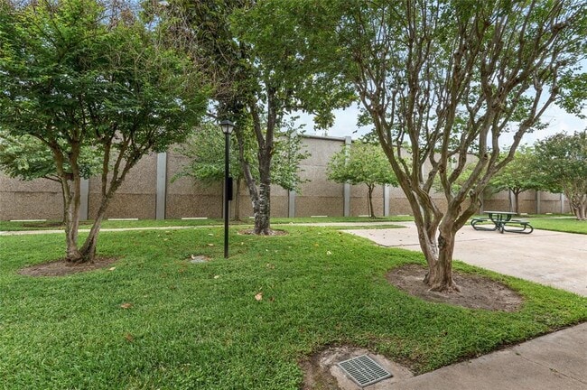 Building Photo - 233 W Tri Oaks Ln