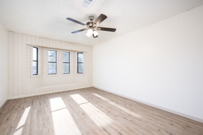 Building Photo - 705 N 1st St