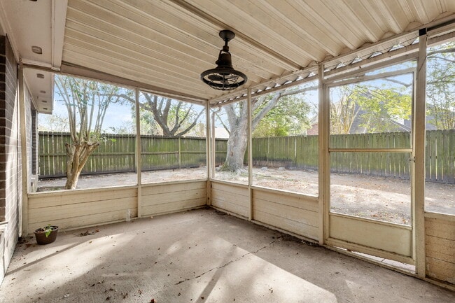 Building Photo - Cute three-bedroom, two-bathroom in Southdown!