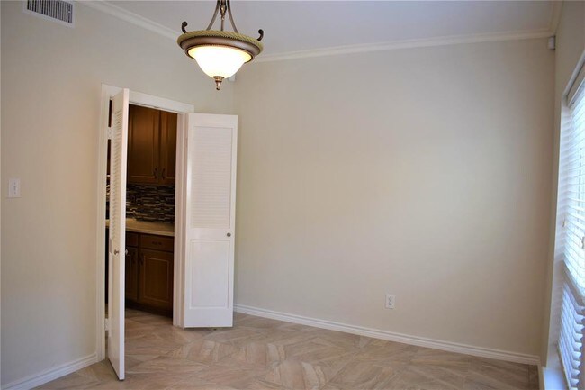 Building Photo - 600 Wilcrest Dr