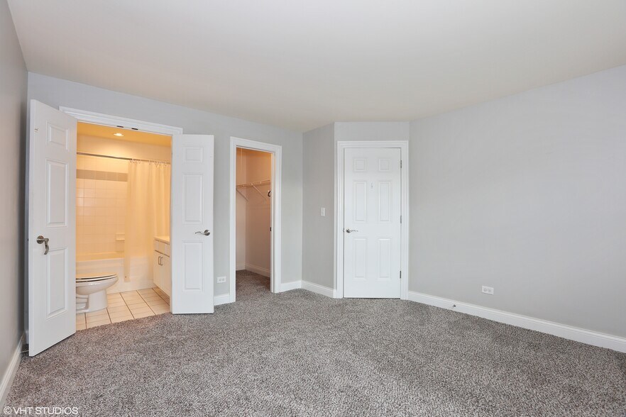 master bedroom w/ bath & walk-in closet - 15 FOXCROFT Rd