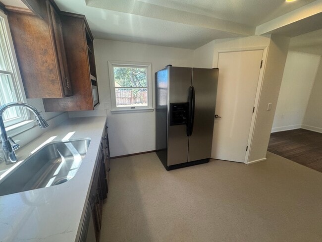 Building Photo - 3 Bedroom, 2 Bath Home for Lease