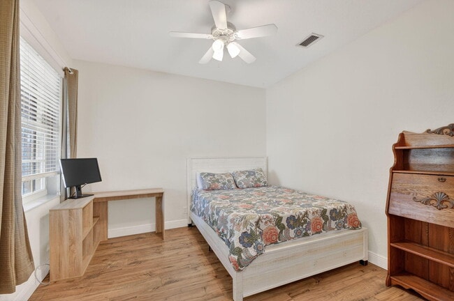 Building Photo - 1605 E Classical Blvd