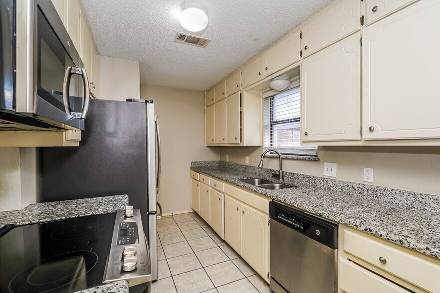 Building Photo - 709 Daniels Dr