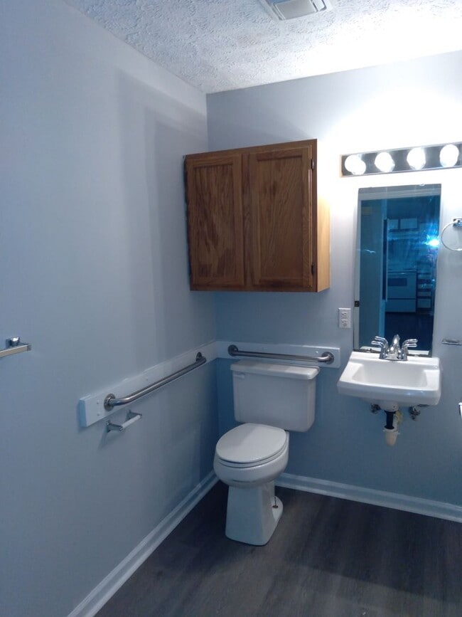 Building Photo - 2 Bedroom, 1 bath apartment - Downstairs U...