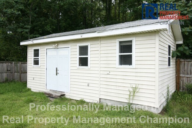 Building Photo - Charming 3 BD/2 BA Home Just 2 Miles from Camp Lejeune Main Gate