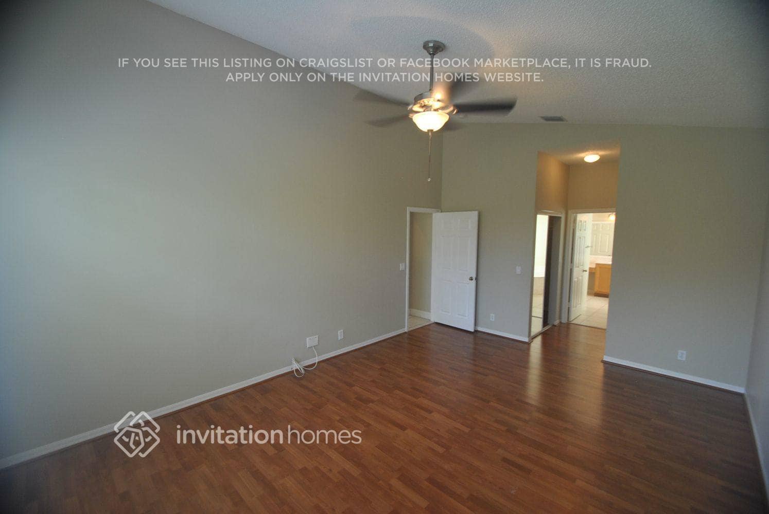 Building Photo - 9549 Lago Dr