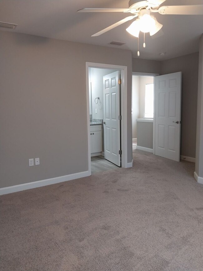 Building Photo - Gorgeous 3 Bedroom 2.5 Bath Townhome