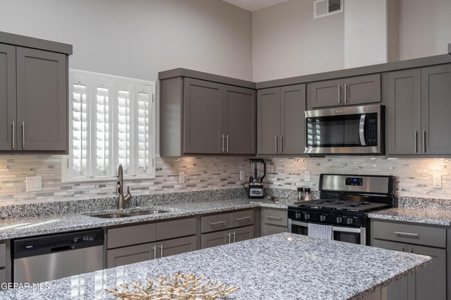 Building Photo - 252 Emerald Sun Dr