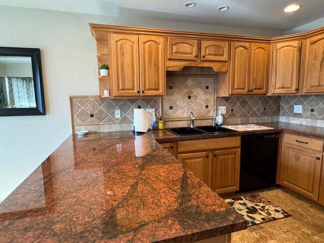 Building Photo - Riverfront 2BR Condo Great Views, Luxury Furnished incl UTILITIES