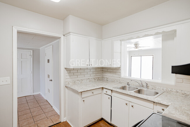 Building Photo - Charming 3 Bedroom in Columbus!
