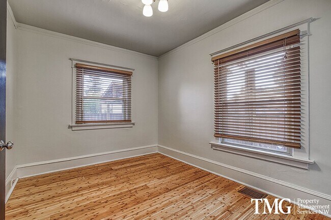 Building Photo - Stunning 4BD Craftsman in Excellent N Port...