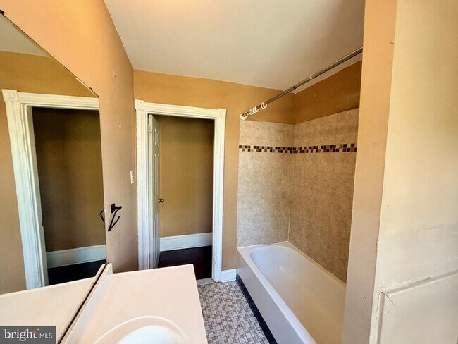 Building Photo - 400 W 3rd St