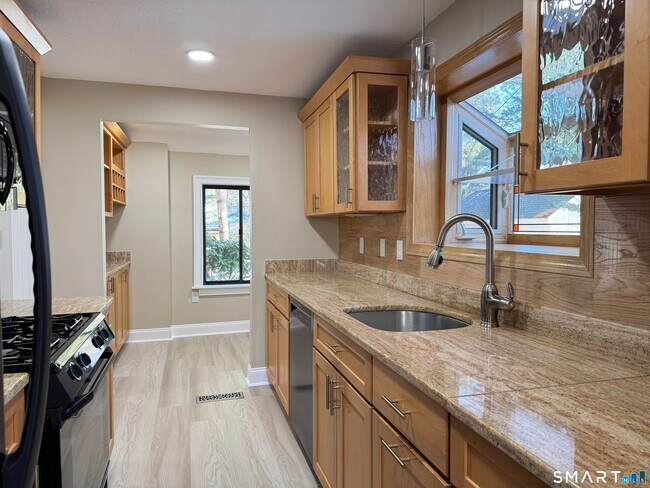 Building Photo - 2 Highland Square