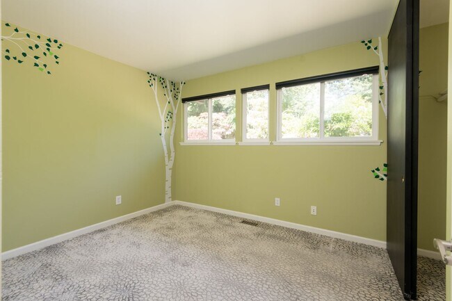 Building Photo - Exceptional Bellevue Home | Lake Sammamish Views | 5 Bed | 3 Bath | 3,380 Sq Ft