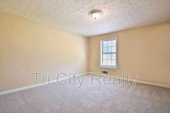 Building Photo - 220 Meadowbrook Ct