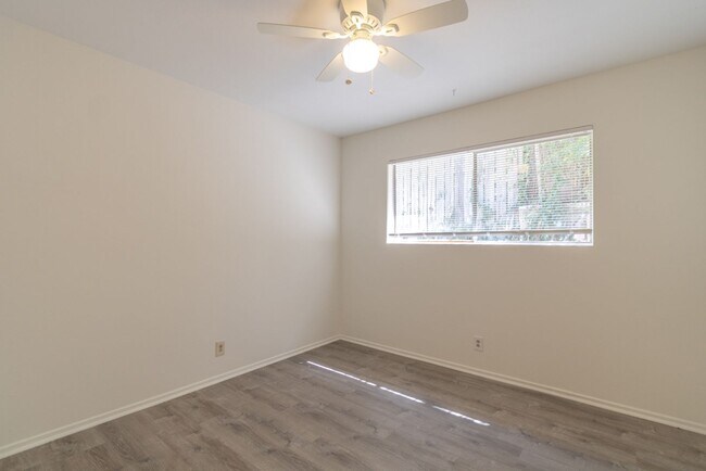 Building Photo - 2305 Montclaire St