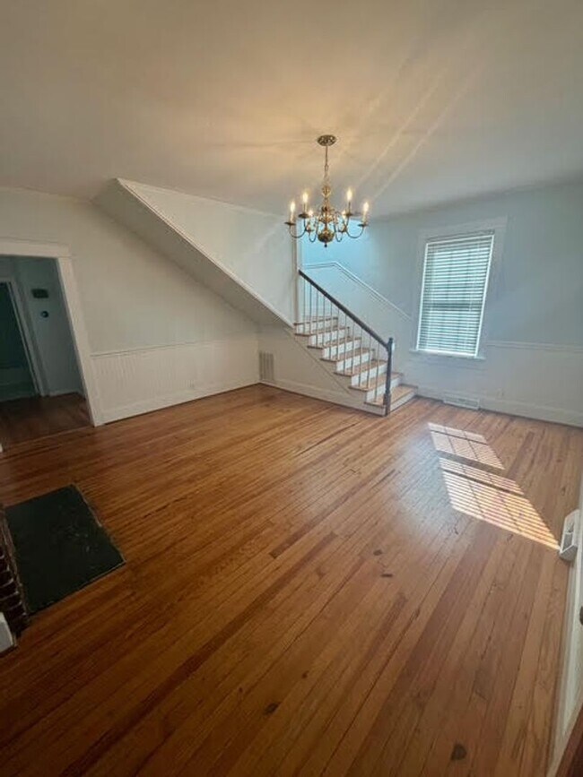 Building Photo - Charming 4BR/2BA House w/ Fenced back yard!