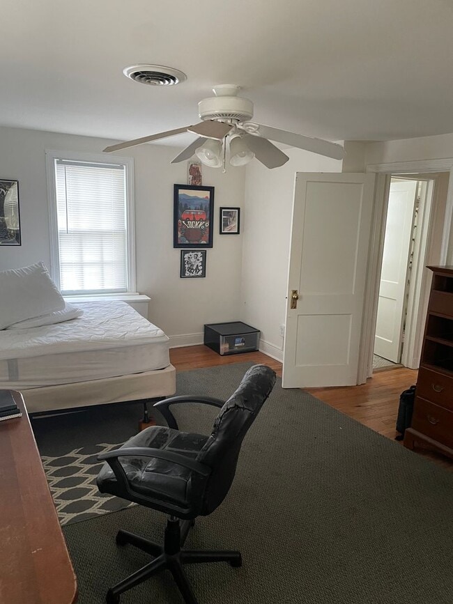 Building Photo - Perfect Home a Block from Mary Munford