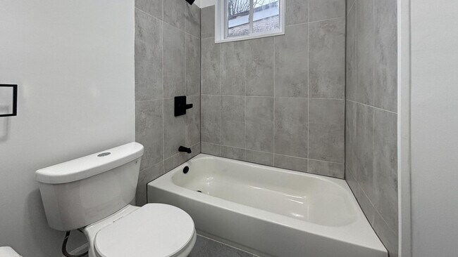 Building Photo - Modern Style Meets Philadelphia Charm