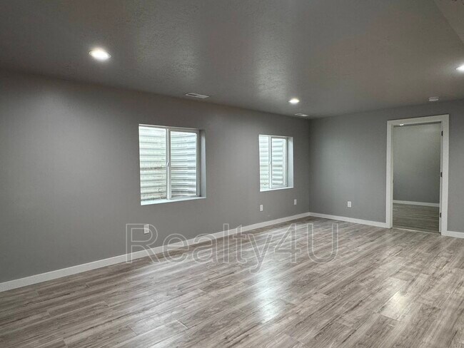 Building Photo - 1433 Dairy Ln