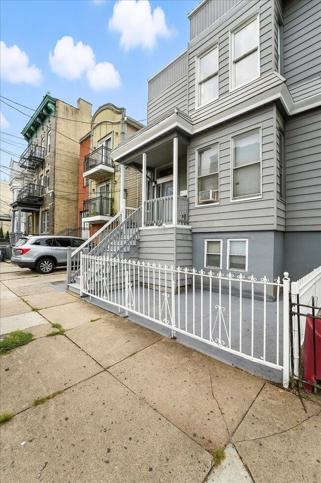 Building Photo - 283 GRIFFITH St