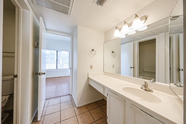 Building Photo - Centrally located and affordable in Woodlake Condominiums