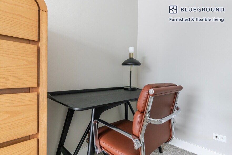 Building Photo - 77 W Huron St