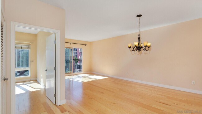 Building Photo - Perfectly located 1 bed/1 bath unit in Dow...