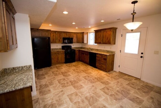 Building Photo - 3 bed, 2.5 bath town house