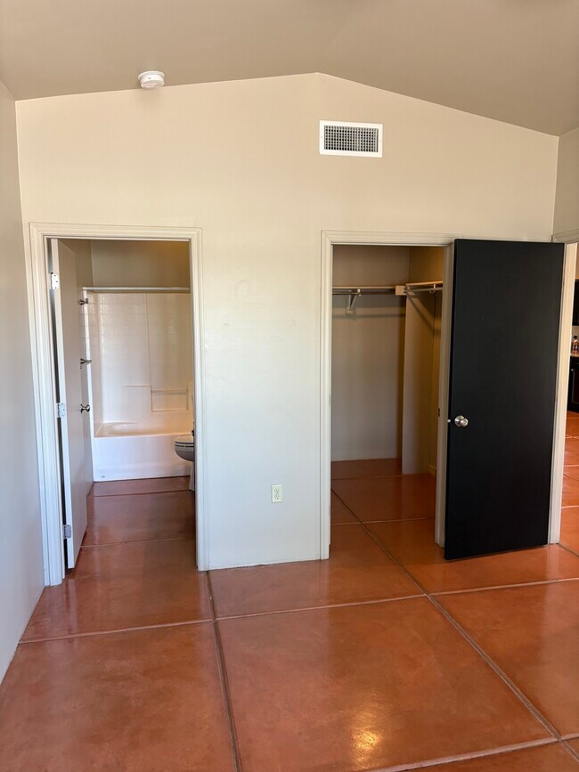 Building Photo - 1014 E Linden St