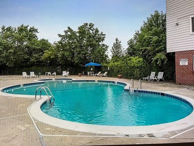 Building Photo - 400 Governors Dr