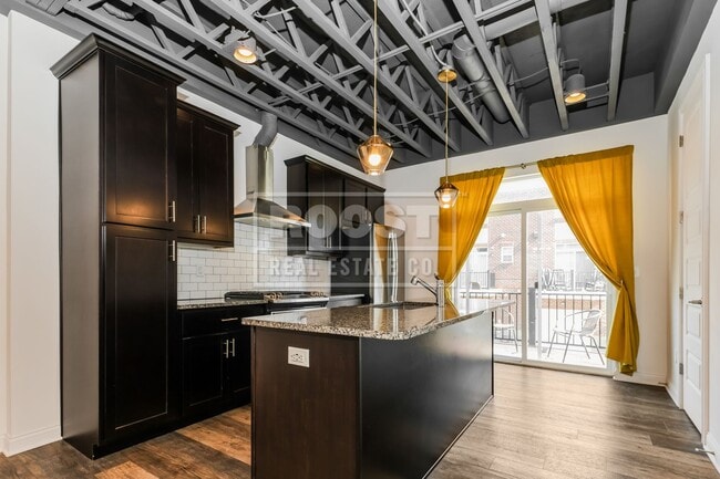 Building Photo - 2 Bed 1.5 Bathroom Condo Available in Springfield