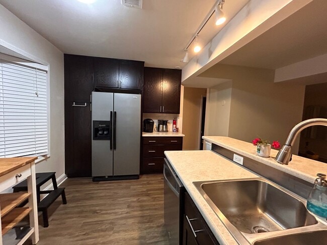 Building Photo - Comfortable Townhome in a Haymarket Square Community