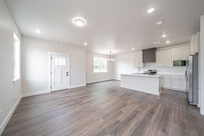 Building Photo - 2988 Huntshire Ave