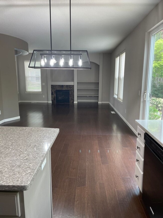 Building Photo - Large Beautiful 4 Bed, 2.5 Bath House!