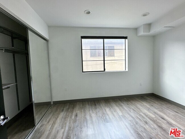 Building Photo - 552 N Hobart Blvd