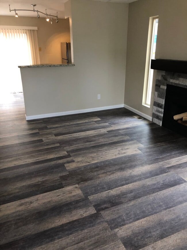 Building Photo - Spacious 2-Bed, 2-Bath Fourplex Unit in Prime Location!