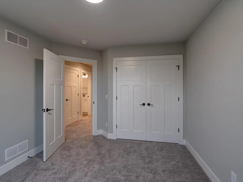 Building Photo - 115 Prairie Heights Dr