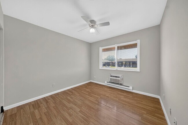 Building Photo - 7473 Hazelcrest Dr