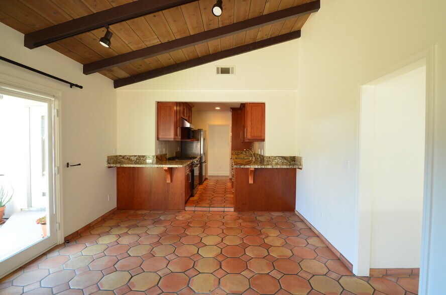 Building Photo - 7033 Draper Ave