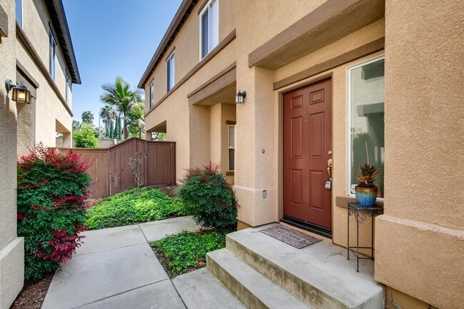 Building Photo - Fantastic 2 Bedroom Townhome minutes away to Camp Pendleton