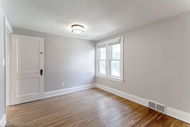 Building Photo - Updated 5 bedroom 2 bath single family house
