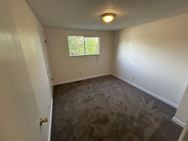 Building Photo - Renovated 3 Bed, 2.5 bath home w/2-car gar...