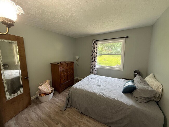 Building Photo - Beautiful 2 Bedroom in Secluded Area
