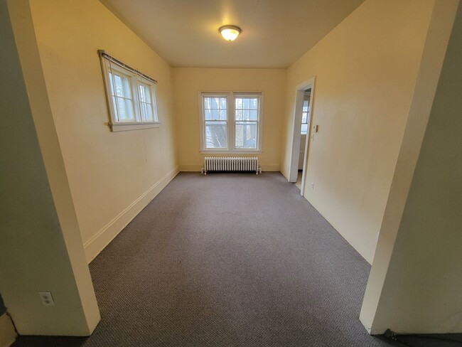 Building Photo - AVAILABLE JUNE 1ST -  Huge 6 Bed 2.5 Bath Home Close to campus!