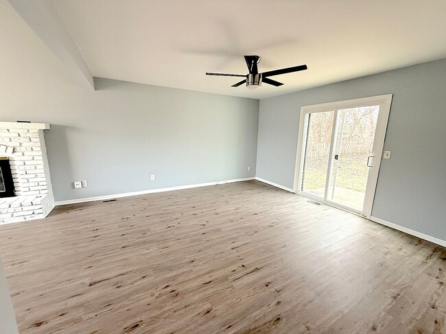 Building Photo - Fresh Updated 1/2 Duplex in Overland Park