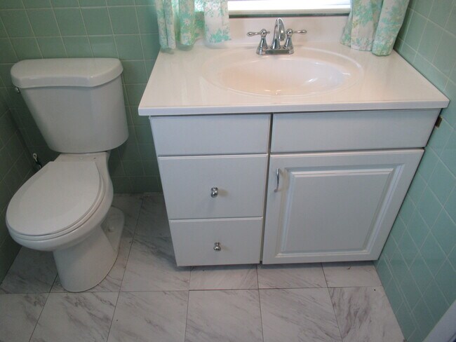 Building Photo - 255 Fairfield Woods Rd