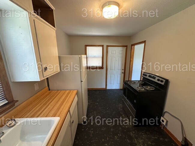 Building Photo - $925 - 2 bed 1 bath - Single Family Home