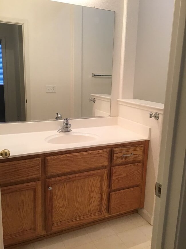 Building Photo - Woodcreek Oaks area home with pool